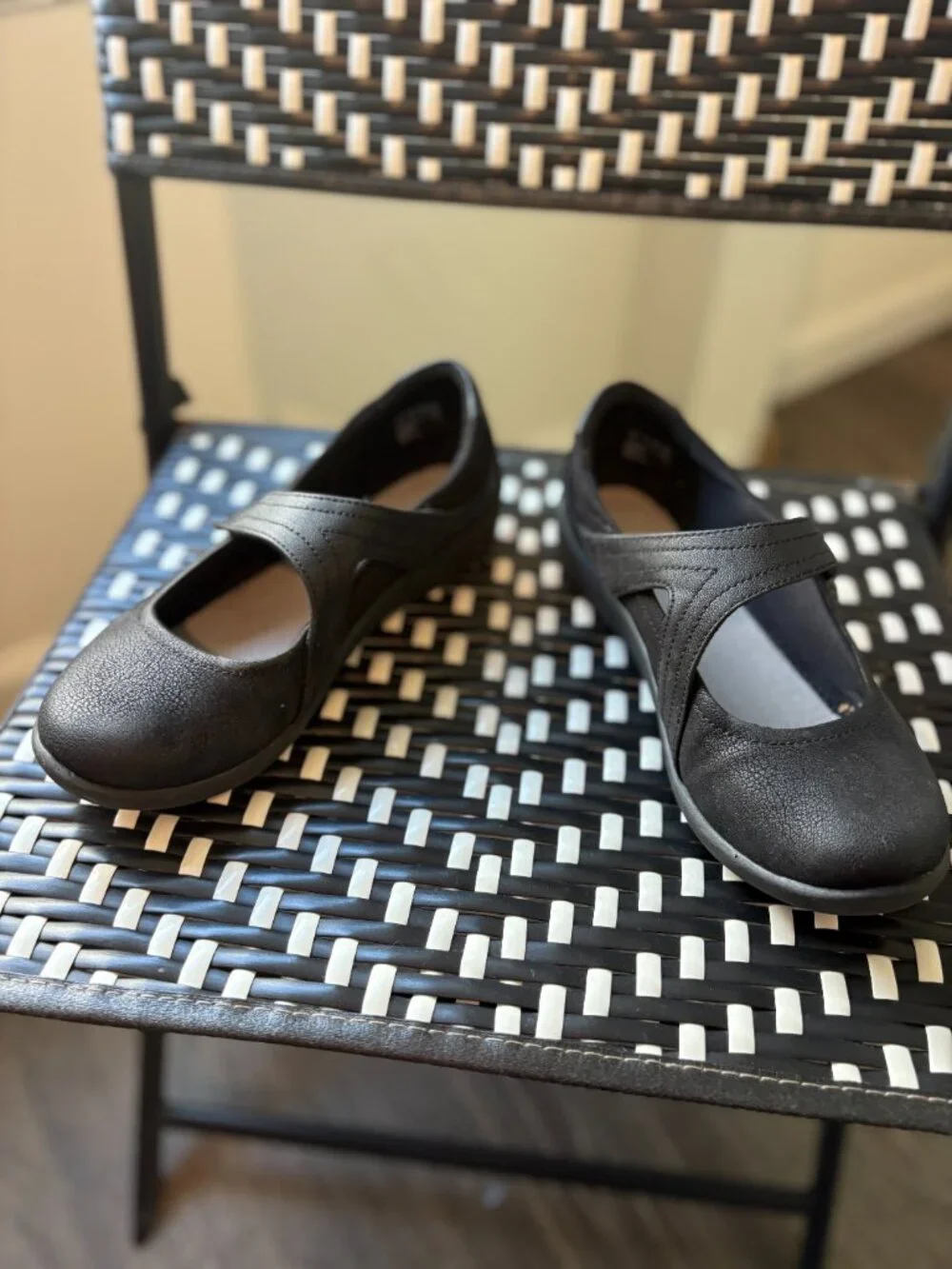 Clarks Black Mary Jane Comfort Flats Women's Size 7.5 Wide (EU 38) Hook & Loop
